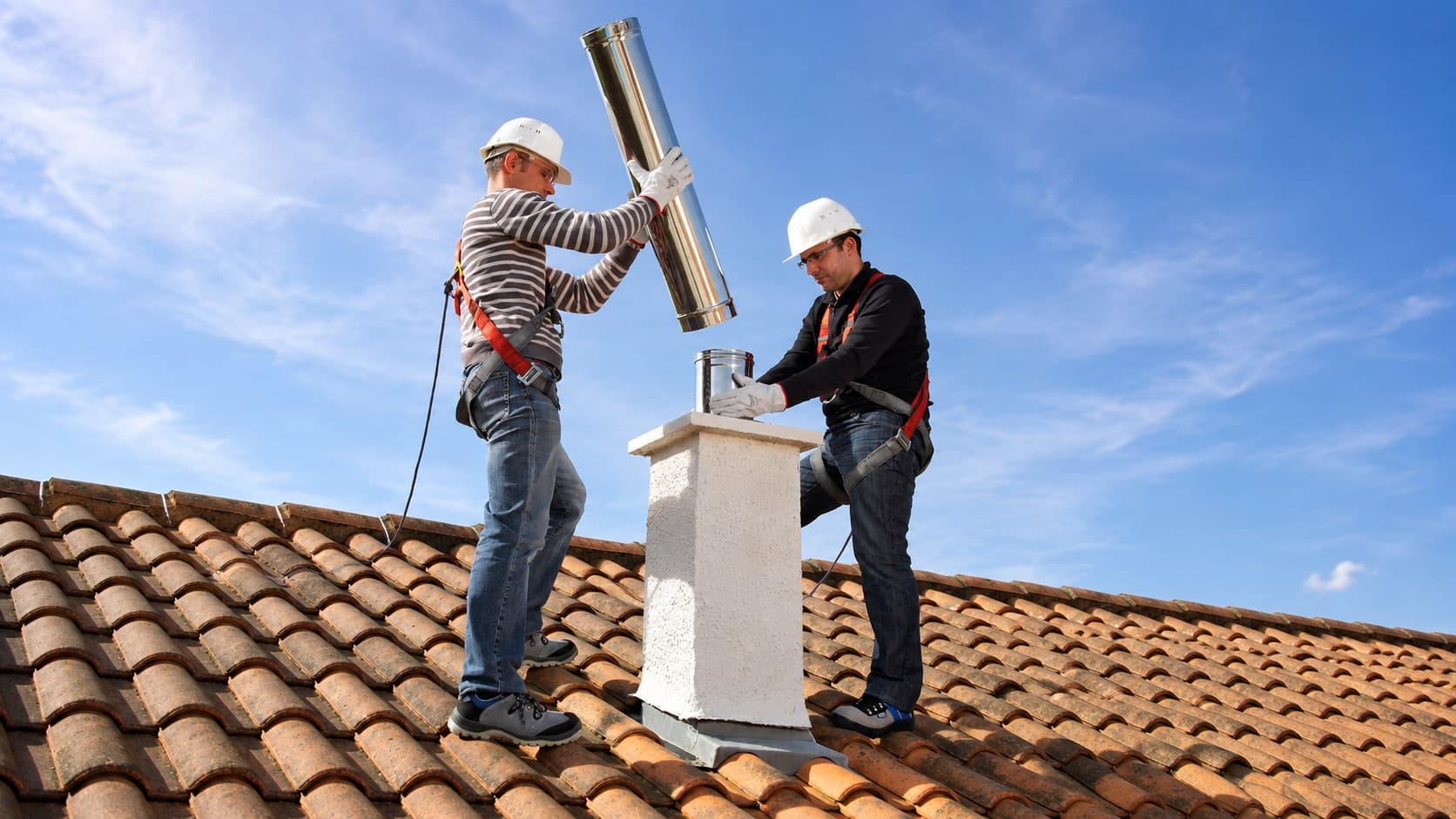Maison normande à colombages, conduit de fumée inox le long du pignon